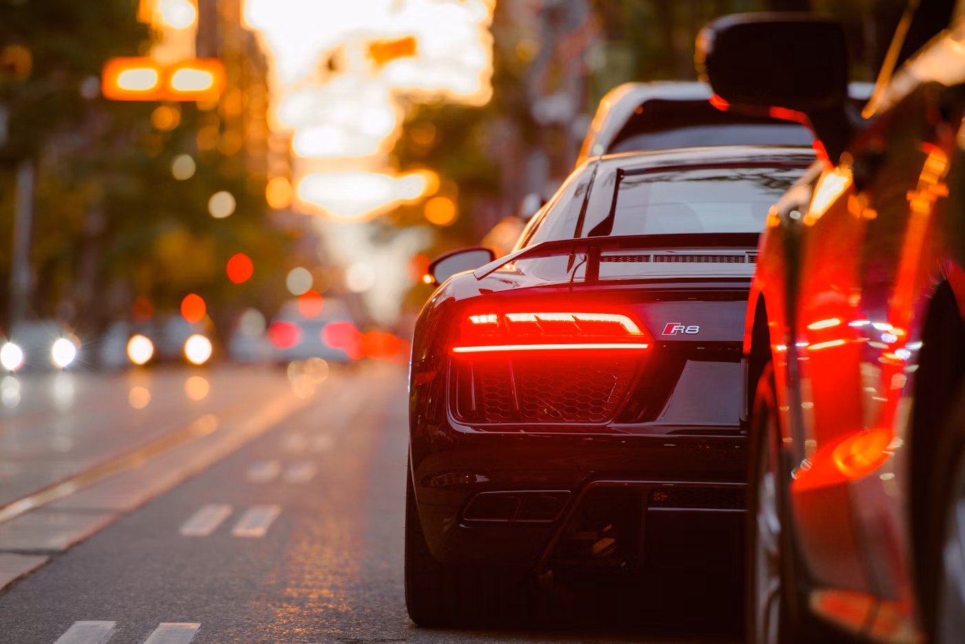 Auto rojo en showroom